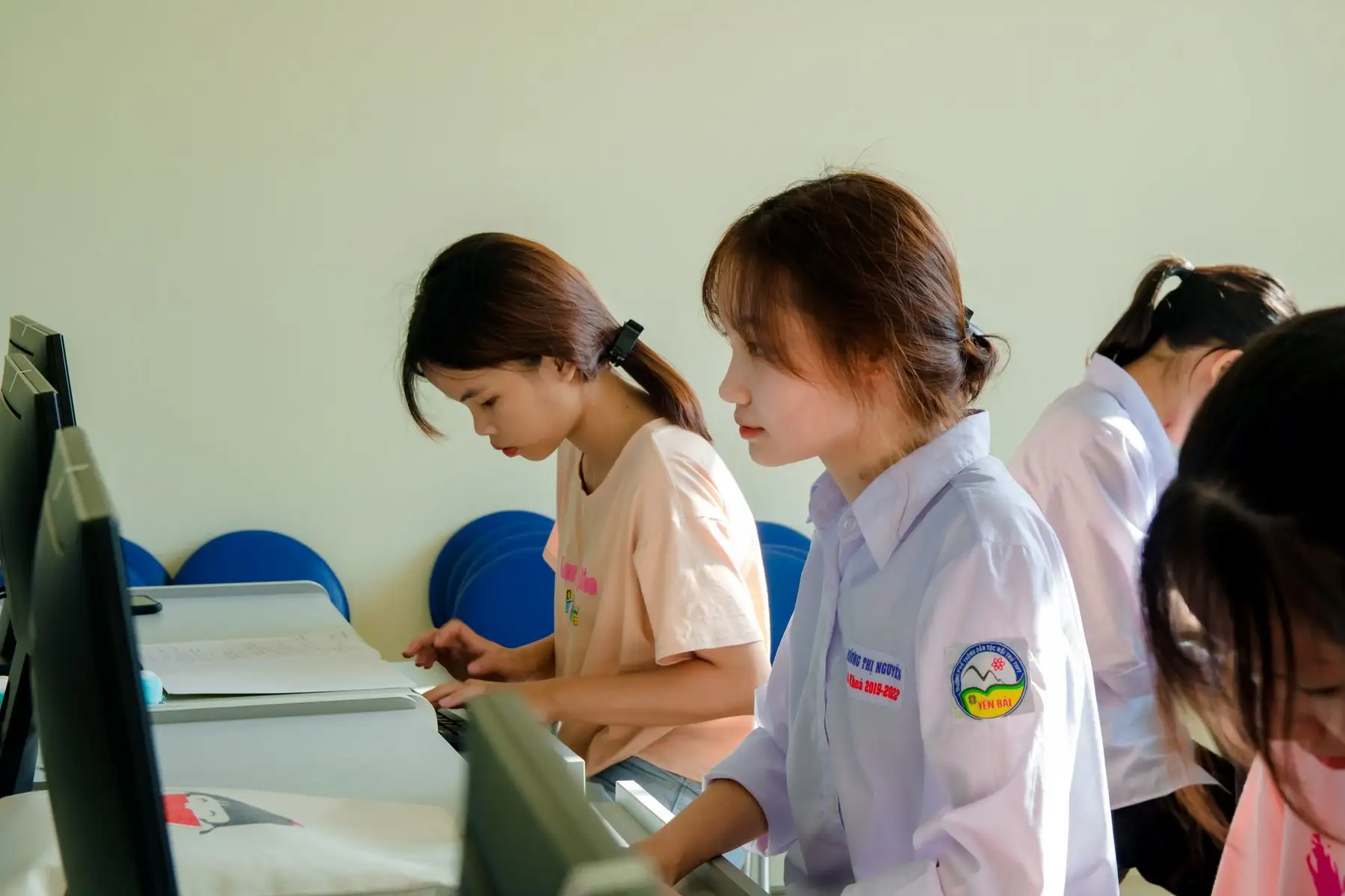 Aula con alumnos trabajando con ordenadores