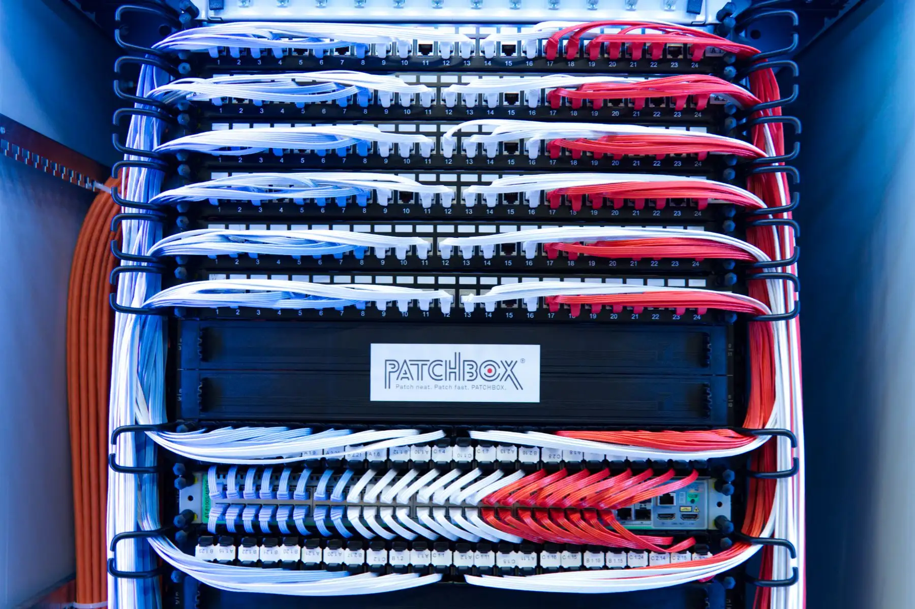 Firewall instalado en el rack de comunicaciones de un cliente