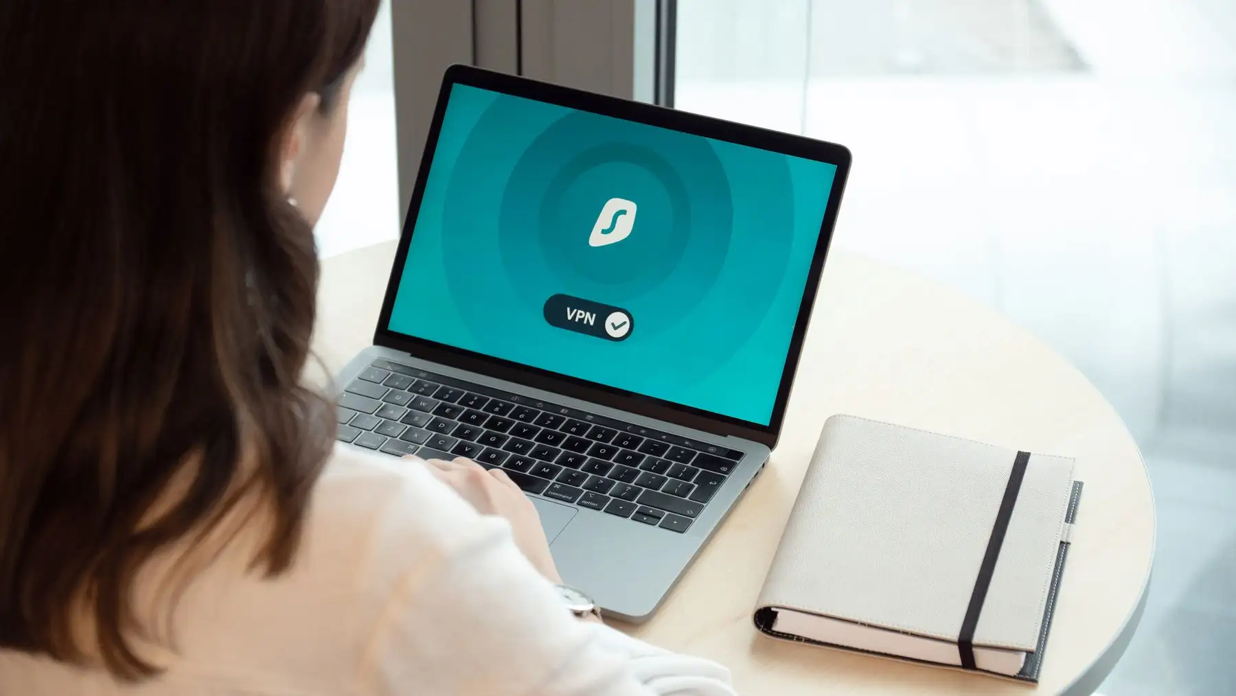 Persona teletrabajando con el portátil de la empresa